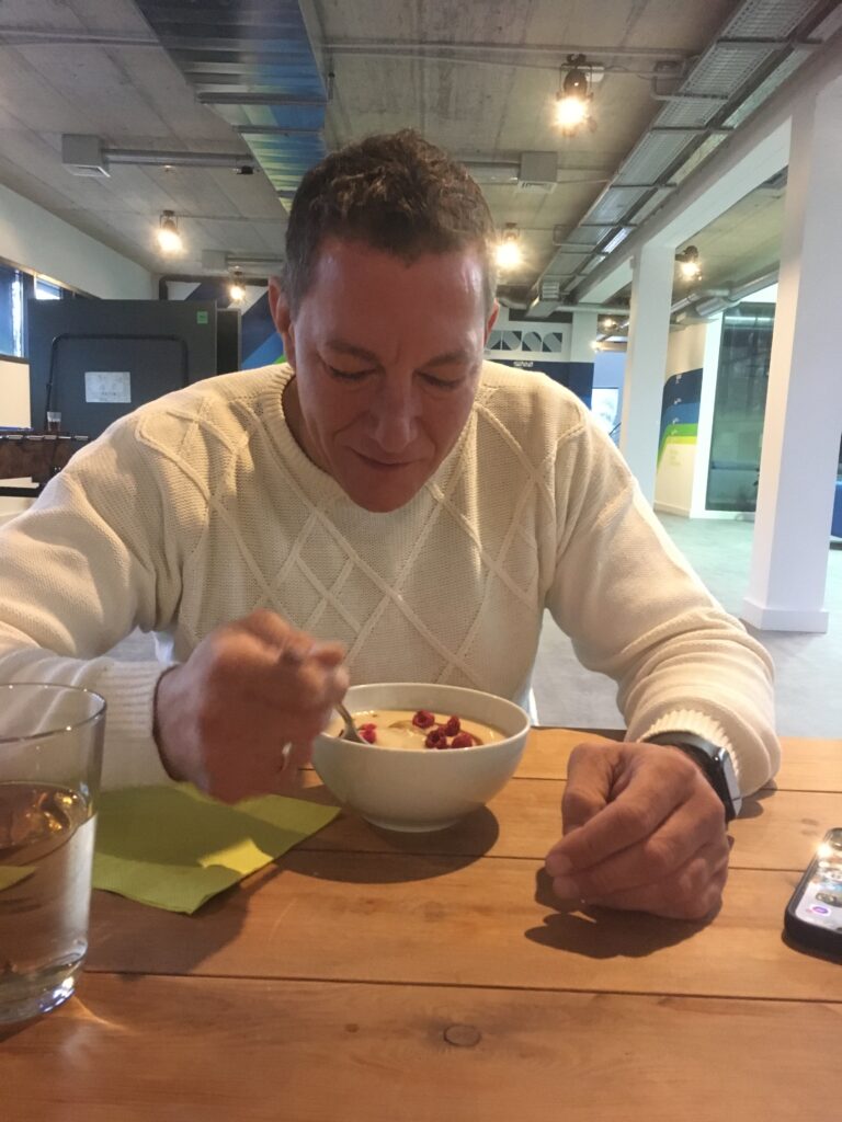 Birsalma krémleves mézeskalácsos maceszgombóccal (Németh Kristóf)