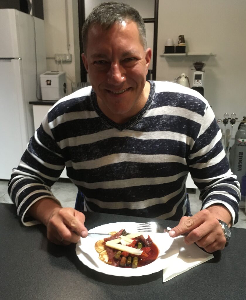 Grillezett kecskesajt spárgás eperágyon (Németh Kristóf)