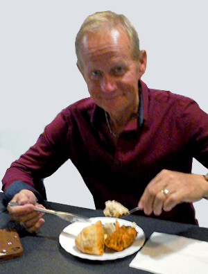 Indiai samosa és pakora humusszal (Epres Attila)