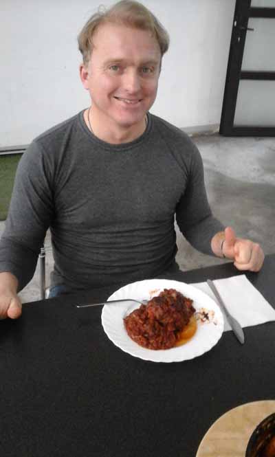 Fűszeres, paradicsomos ököruszály (Lackfi János)