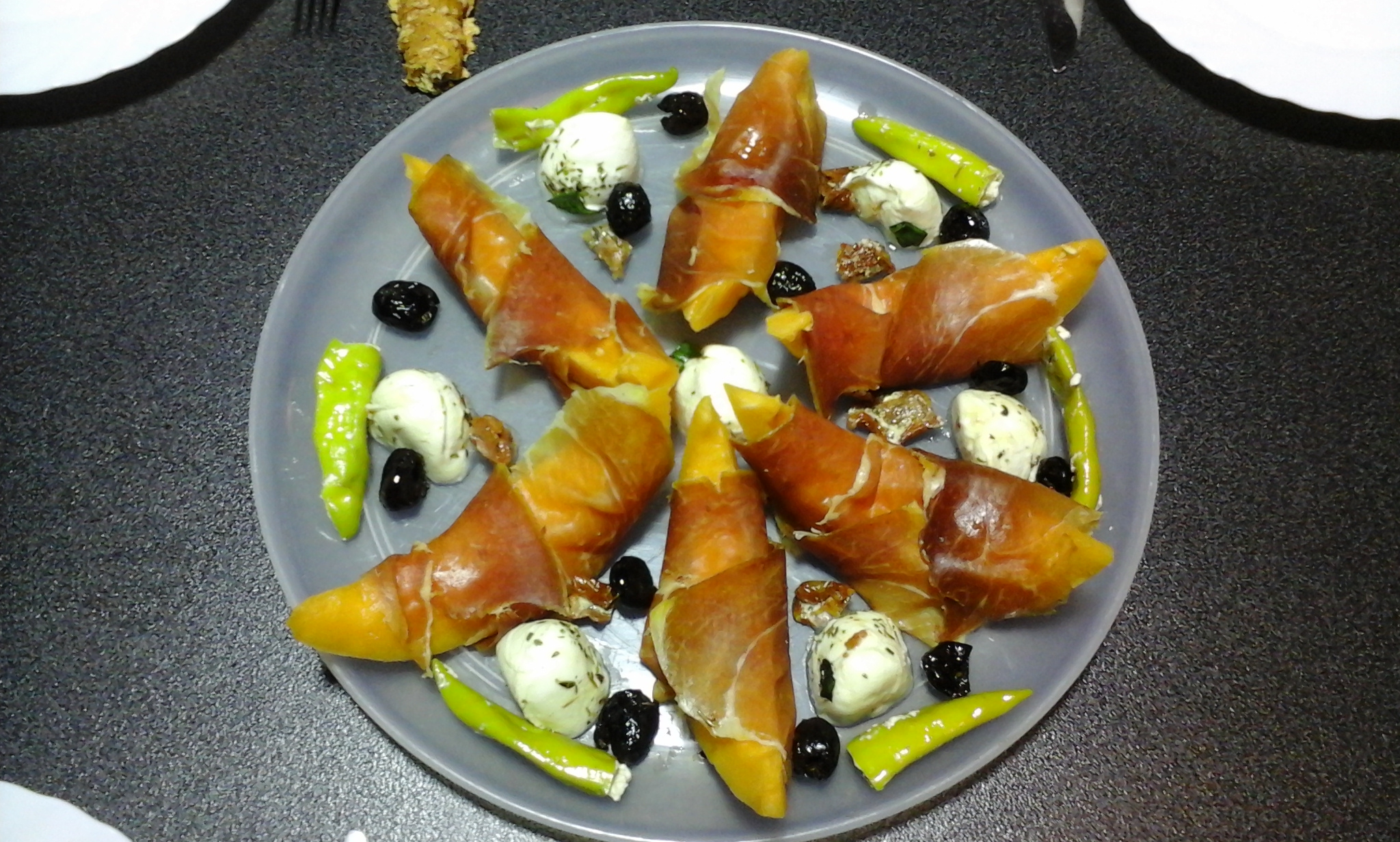 Sárgadinnye pármai sonkával és fetával töltött paprika