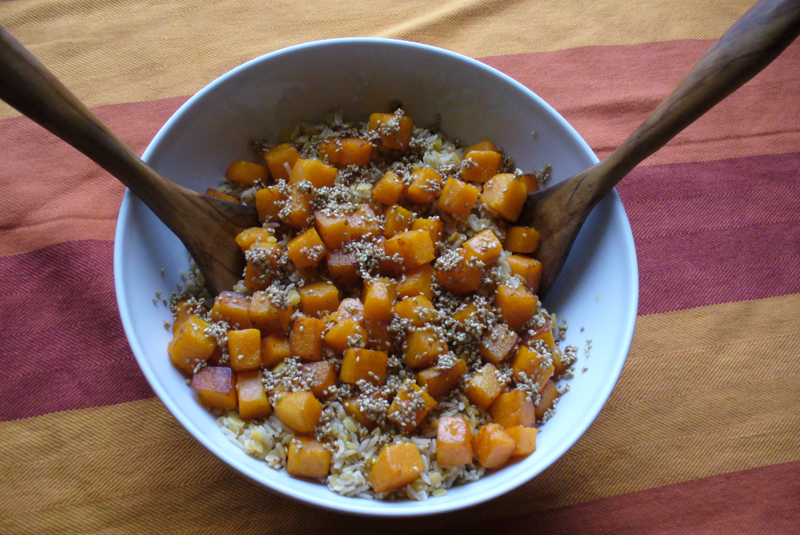 Szezámmagos sütőtők-vöröslencse saláta