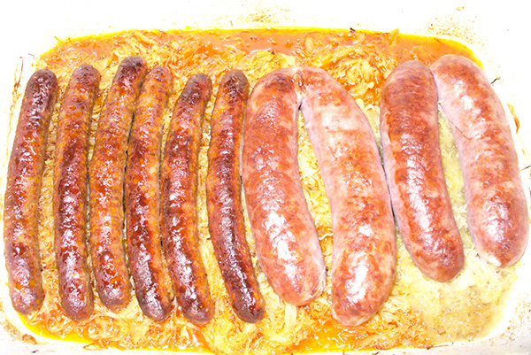 Kolbászvariációk savanyú káposztán sütve és kusz-kusz (Szacsvay László)