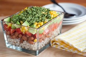 Medvehagyma pestos saláta