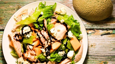 Mézes-mustáros csirkemell saláta sárgadinnyével (Szarory Dávid)