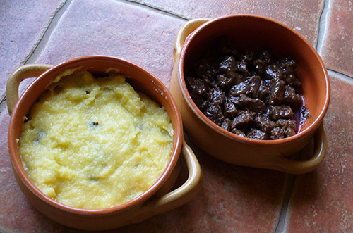 Vörösboros őzragu polentával (Bálint András)