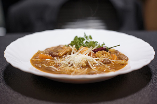 Cserna-Szabó András ezt főzte a stábnak